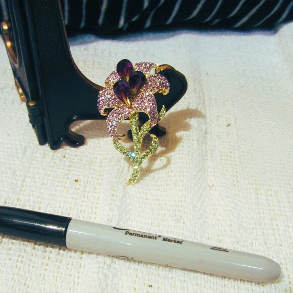 VTG 70'S LARGE LILY BROOCH, GOLD TONE METAL W/RHINESTONES - Picture 1 of 3